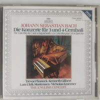 ซีดี Johann Sebastian Bach - Trevor Pinnock • Kenneth Gilbert • Lars Ulrik Mortensen • Nicholas Kraemer • The English Concert - Die Konzerte Für 3 Und 4 Cembali / Concertos For 3 And 4 Harpsichords / Les Concertos Pour 3 Et 4 Clavecins CD VG+