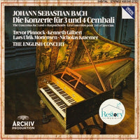 ซีดี Johann Sebastian Bach - Trevor Pinnock • Kenneth Gilbert • Lars Ulrik Mortensen • Nicholas Kraemer • The English Concert - Die Konzerte Für 3 Und 4 Cembali / Concertos For 3 And 4 Harpsichords / Les Concertos Pour 3 Et 4 Clavecins CD VG+