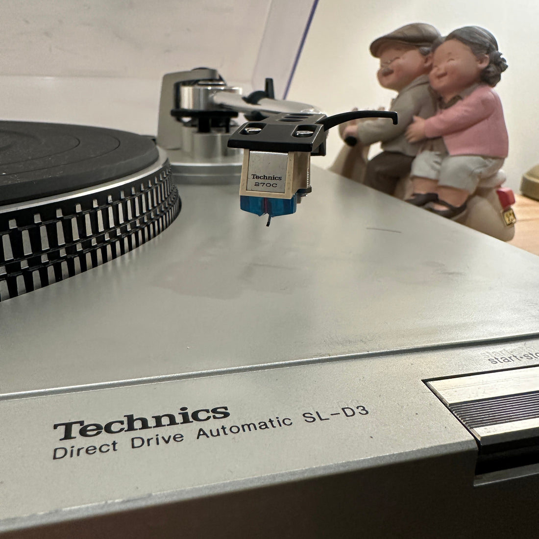 เครื่องเล่นแผ่นเสียง Technics SL-D3 Fully Automatic Direct Drive Turntable (220V)