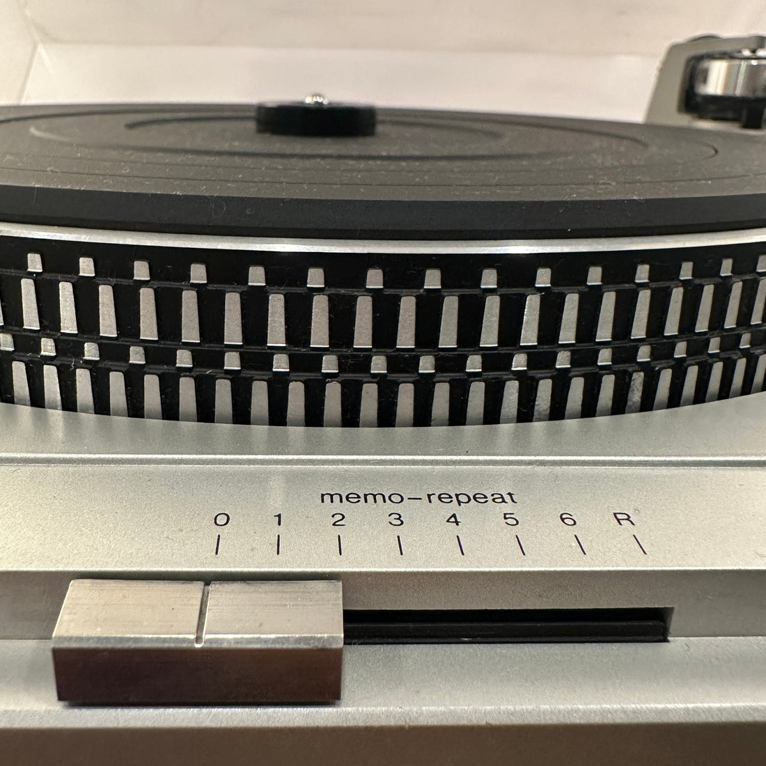 เครื่องเล่นแผ่นเสียง Technics SL-D3 Fully Automatic Direct Drive Turntable (220V)