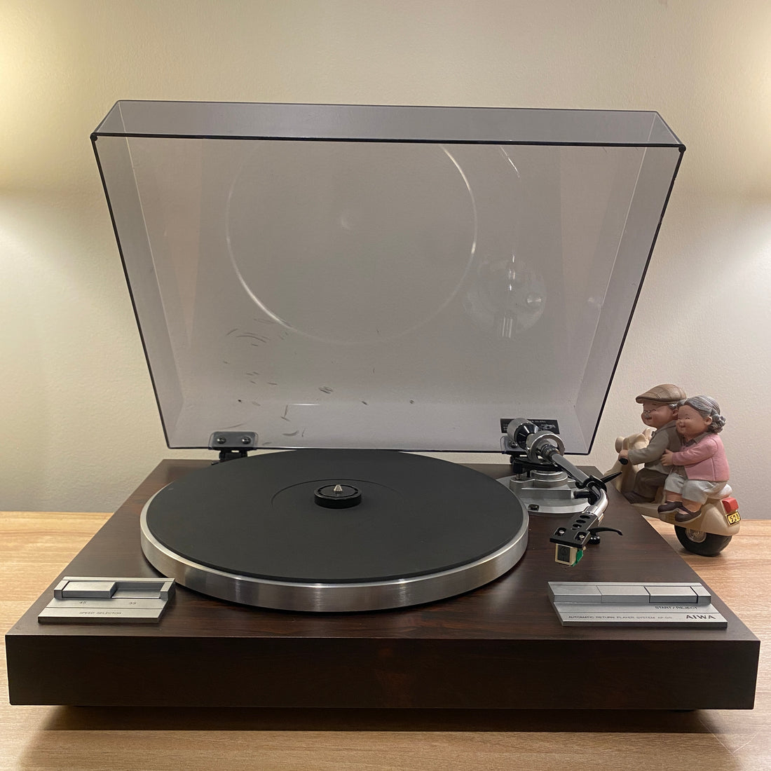 เครื่องเล่นแผ่นเสียง Aiwa AP-D11 Auto Return Belt Drive Turntable (220V)